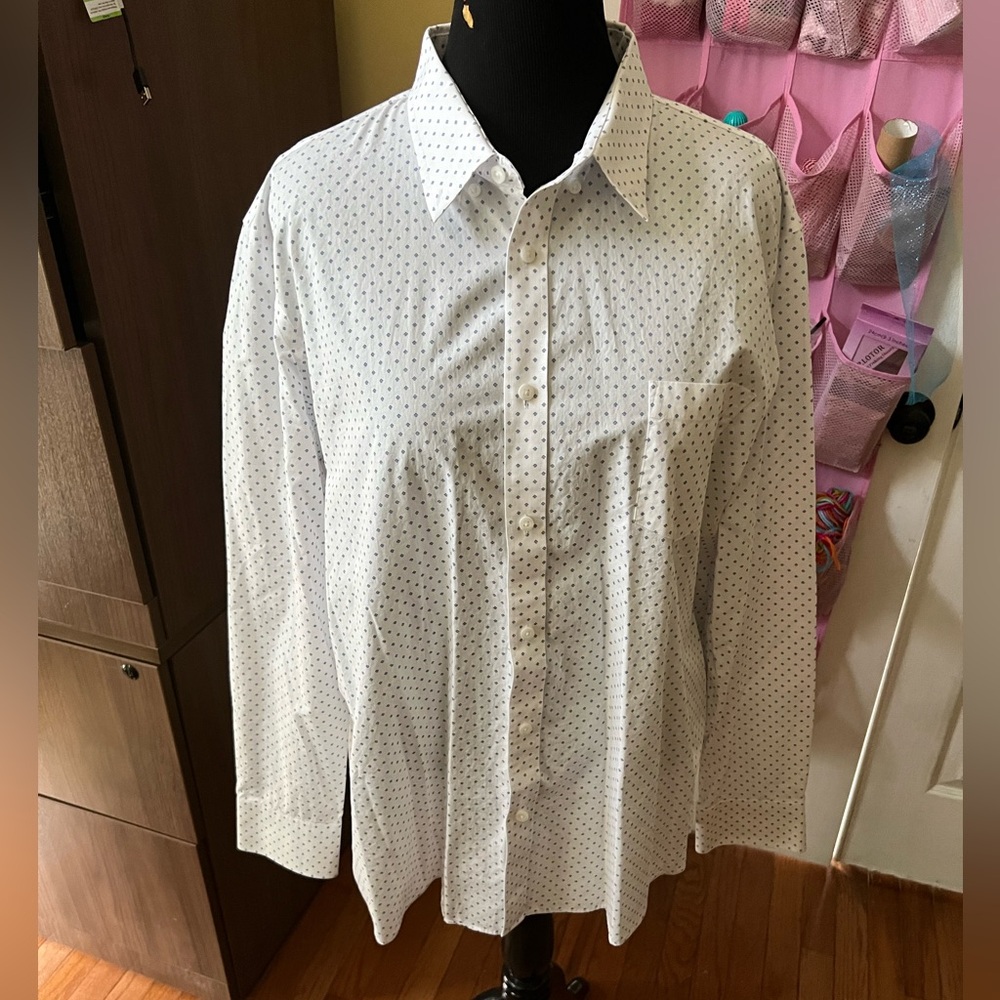 Nordstrom button down dress shirt, men’s size XXL in good used condition.